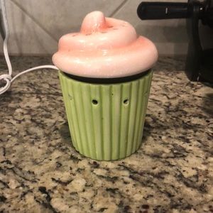 Scentsy 3 piece Mid-sized Warner. Cupcake.